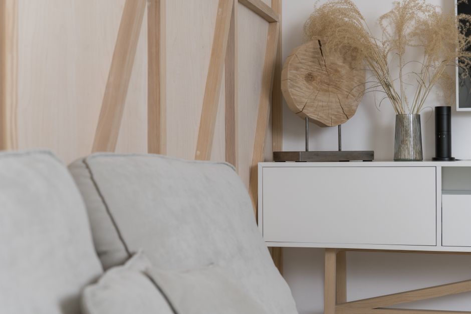 Wnętrza inspirowane naturą: materiały, kolory i oświetlenie (prosty przepis)