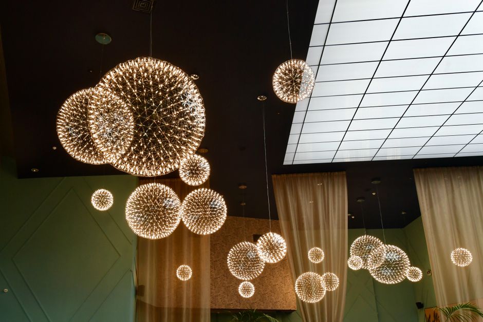 Oświetlenie glamour — żyrandole, kinkiety, lampy glamour