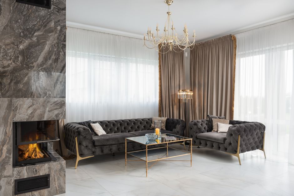 Styl glamour w salonie — luksus, złoto i aksamit
