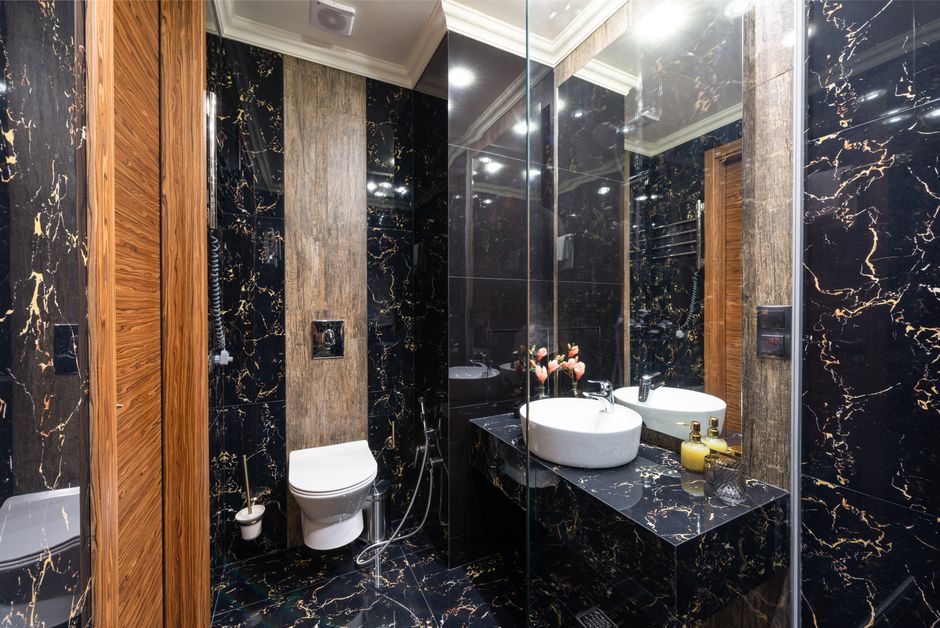 Łazienka glamour — marmur, złoto, kryształ
